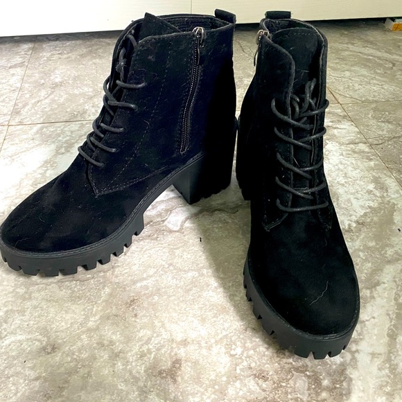 Size 9, like new (worn for 3hrs!!) SHEIN shade & rubber boots!! Got for a date!! - Picture 1 of 5